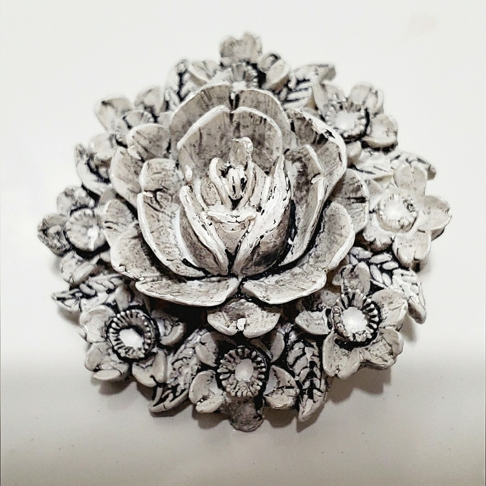 Vintage Flowers White Brooch Pin. 🌴